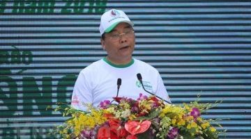 Thủ tướng đi bộ kêu gọi cộng đồng 'chung tay' chống rác thải nhựa