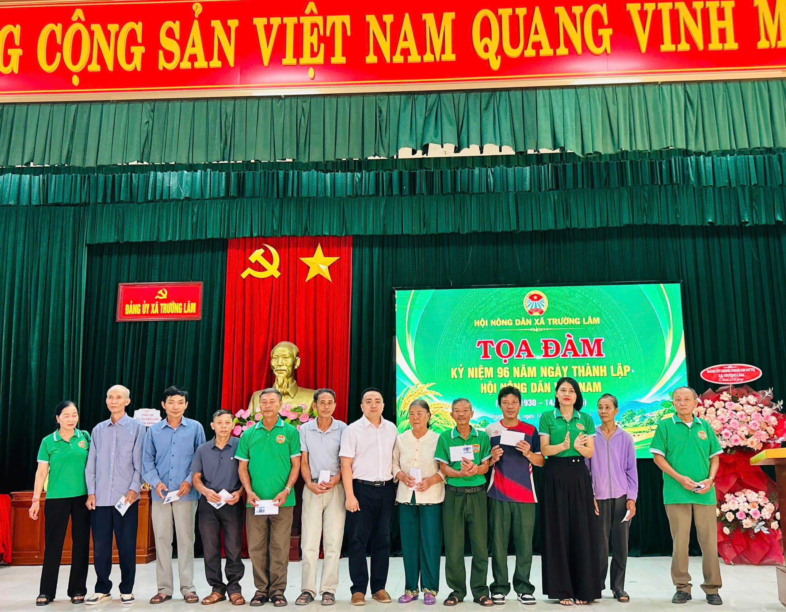 米扎·恩吉·孙陪同长林公社的农民